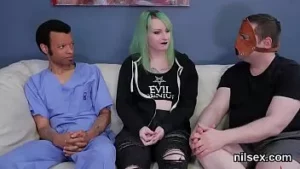 Die würzige Nymphomanin wurde zur hemmungslosen Therapie in das Arschloch-Irrenhaus gebracht