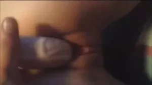 Adolescente amador morena apertada brincando com um vibrador enorme e gostoso