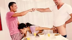 La cattiva michelle martinez scopa fratello e patrigno nello stesso momento