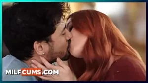 Rothaarige Milf (Marie McCray) sehnt sich nach ihrem jungen Stiefsohn