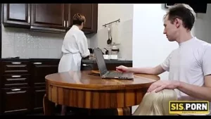 色情姐妹。当她发现同父异母的兄弟勃起时，小鸡同意吸吮和钻孔