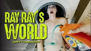 Ray ray xxx se desnuda y se sube a la lavadora para ser follada por un dildo