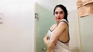 大奶子和帅气的熟女在淋浴时.....我的阴户太湿了......
