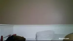 La pute brune maxine x adore prendre ses jouets sexuels au fond de sa chatte !