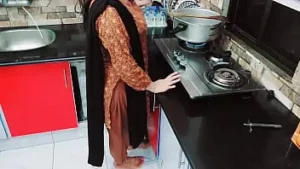 Desi ربة البيت مارس الجنس تقريبا في مطبخ بينما هي تطبخ مع hindi audio