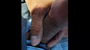 Bbc hlywdjay öffentlicher großer Latino-Schwanz blinkt und masturbiert mit verbalem hausgemachtem POV-Cumshot im Auto - fast erwischt