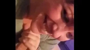 Grubaska mamuśka żona jest brudną pieprzoną dziwką z facetem w połowie jej wieku knebluje jego kutasa i ujeżdża go jak dzika dziwka