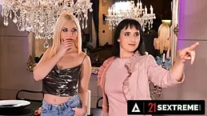 21 sextreme - مثير روكسي Risingstar جاهز للبدء في السحاق من قبل امرأة ناضجة شقية