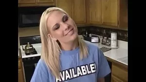 Belle blonde prend une bite au fond de sa gorge
