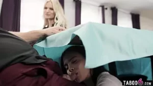 Müşteri Violet Starr ve milf karısı Rachel Cavalli ile bir aşk üçgeninde muhasebeci kocayı aldatıyor