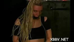 Chica suculenta está tocando su mojado y jugo putz