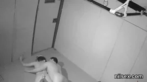 O drăguță neobișnuită este dusă într-un coș de gunoi pentru o terapie dureroasă