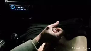 ¡Detén el auto, quiero correrme! masturbación con la mano en el coche público al lado de la carretera