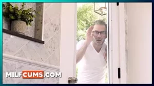 Vecinul stalker spionează milf de alături în timp ce face baie - edyn blair
