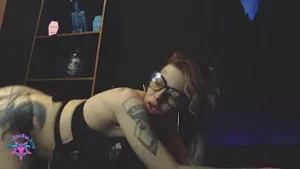 Bleubrutalrose - külotsuz seksi iç çamaşırlarıyla onu bekleyen azgın milf ev hizmetçisi, onun büyük açık tenli siyah horozunu emmesini ve onu sıcak, sıkı kıç deliğini temizlemesini sağlıyor