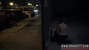 Adolescenți băieți cu fisting anal hardcore fac treceri la nimfele care poartă ochelari și drăguțe