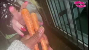 Il m'a fait coller des carottes dans ma chatte et mon cul