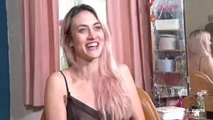 Ersties: Rachel fingert sich bis zur Ekstase