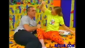 A esmagadora adolescente morena russa Honey adora ser pregada