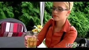 A marcante leony aprill explora os prazeres carnais