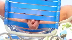 الجد يقذف سرا في كرسي الصالة الخاص به
