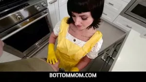 Bottommom - mama vitregă, Jane Dove, arată-i fiului vitreg Alex Jett o plăcere de suge de penis
