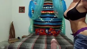 Milf excitată într-un șorț cu Charly Rose