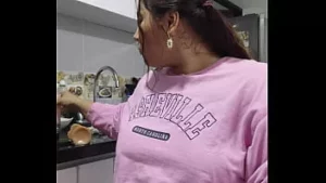 Mooie Chloe speelt in haar keuken en vingert haar poesje tot een orgasme pt2