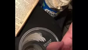 Blasfemo meando en la biblia y bebiendo el agua bendita dorada