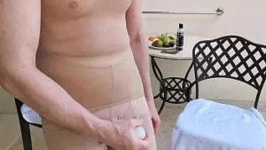 Cumming w kondomie na hotelowym balkonie - Simon Latexa