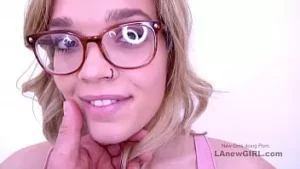 Schöne Milf lutscht großen Schwanz in hausgemachtem glänzendem Studio