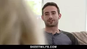 Üvey anne kardeşime horoz emmek için düzgün bir şekilde öğretir