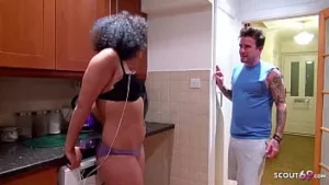 ناضجة خطوة أمي مساعدة ابنه مع انتفاخ الصباح إلى نائب الرئيس مع الجنس