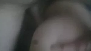 Baddaddy maakt 's ochtends een klein meisje wakker met zijn grote lul, hoe haar poesje stroomt