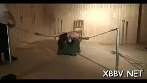 Привлекательная подруга и красивая круглая задница трогают себя