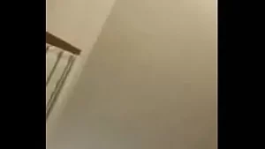 Teen prende in giro le sue enormi tette sul periscopio