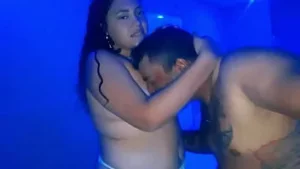 Meine Stieftochter gibt mir einen Blowjob, ich lutsche ihre Titten und bringe sie zum Orgasmus, ihre feuchte Muschi ist bereit, sie mit anderen Männern zu teilen, die sie ficken. Wer meldet sich an, um sie zu ficken?
