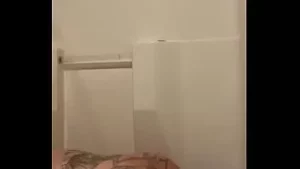 Un italian gros atrage atenția la duș