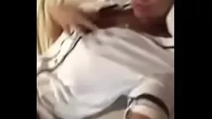 Sembra così sexy mentre si stuzzica il culo sul periscopio