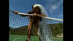 عشيق خفيف الذهن يتعرف على الجمال الغريب الساحر كيا حورية البحر وشعر بالحب معها من النظرة الأولى وقرر الزواج في تلك الجزيرة بالذات حيث يجب أن يقام حفل زواجه من فتاة أخرى