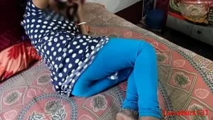 Mama satului își împarte păsărica într-o cameră (video oficial de localsex31)