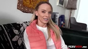 Die böse Milf-Stiefmutter Pristine Edge bereitete ihren Sohn auf sein bevorstehendes Date vor