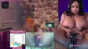 كبير الثدي الأبنوس ألعاب فتاة تستخدم هزاز على بوسها العصير