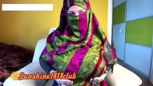 Arabische muslimische Hijab-Jeans, Arsch, Beute, masturbieren, Muschi-Klitoris auf der Kameraaufnahme am 14. Februar