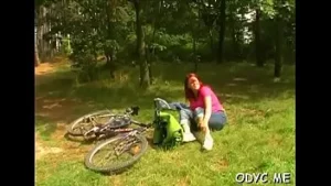 Die sexy Laura mit den großen natürlichen Titten stimmt Hardcore-Sex zu