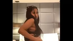 Sexy Mädchen aus Äthiopien masturbiert und berührt ihren Arsch