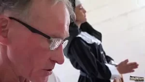 Il fortunato vecchio bislacco trova una grande chiesa. una suora calda sta pregando quando il vecchietto viene in cerca di sviluppo spirituale! suora cede alla lussuria e fa una bella scopata al vecchio! Penso che non avrò problemi a riempire i banchi di quella chiesa