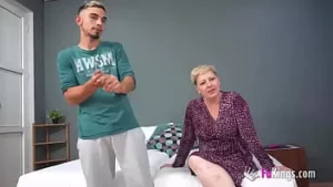 40 岁成熟熟女 sara duval 为敲打年轻帅哥而疯狂！