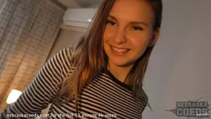 Fată nouă de 19 ani cu aparat dentar pentru prima dată în studio