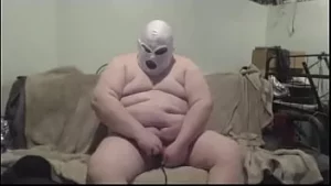 Fatasssmalldick attache des balles et les tire